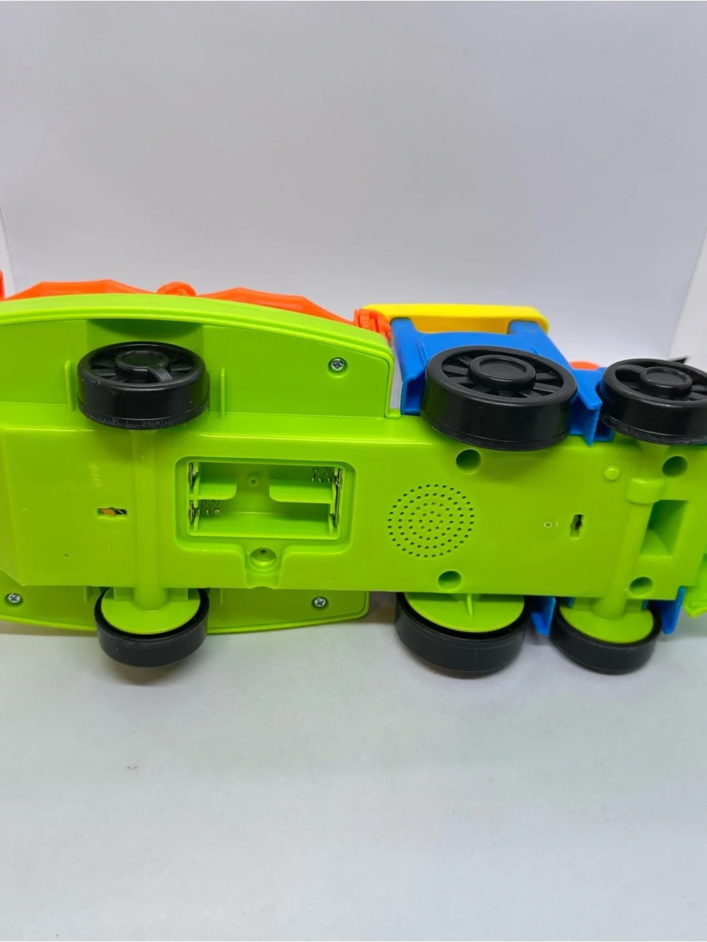 Fisher Price Little People Animal Train Polar Bear Gorilla Zoo Train w/3 Figures
